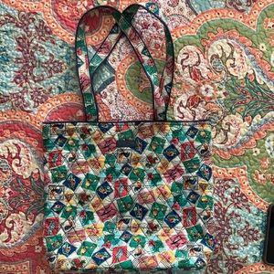 Vera Bradley travel pattern tote excellent used condition
